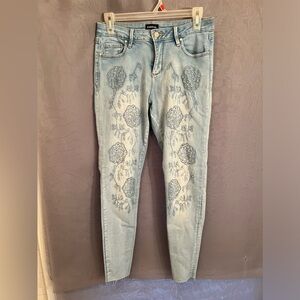Bebe embroidered cropped ankle jeans